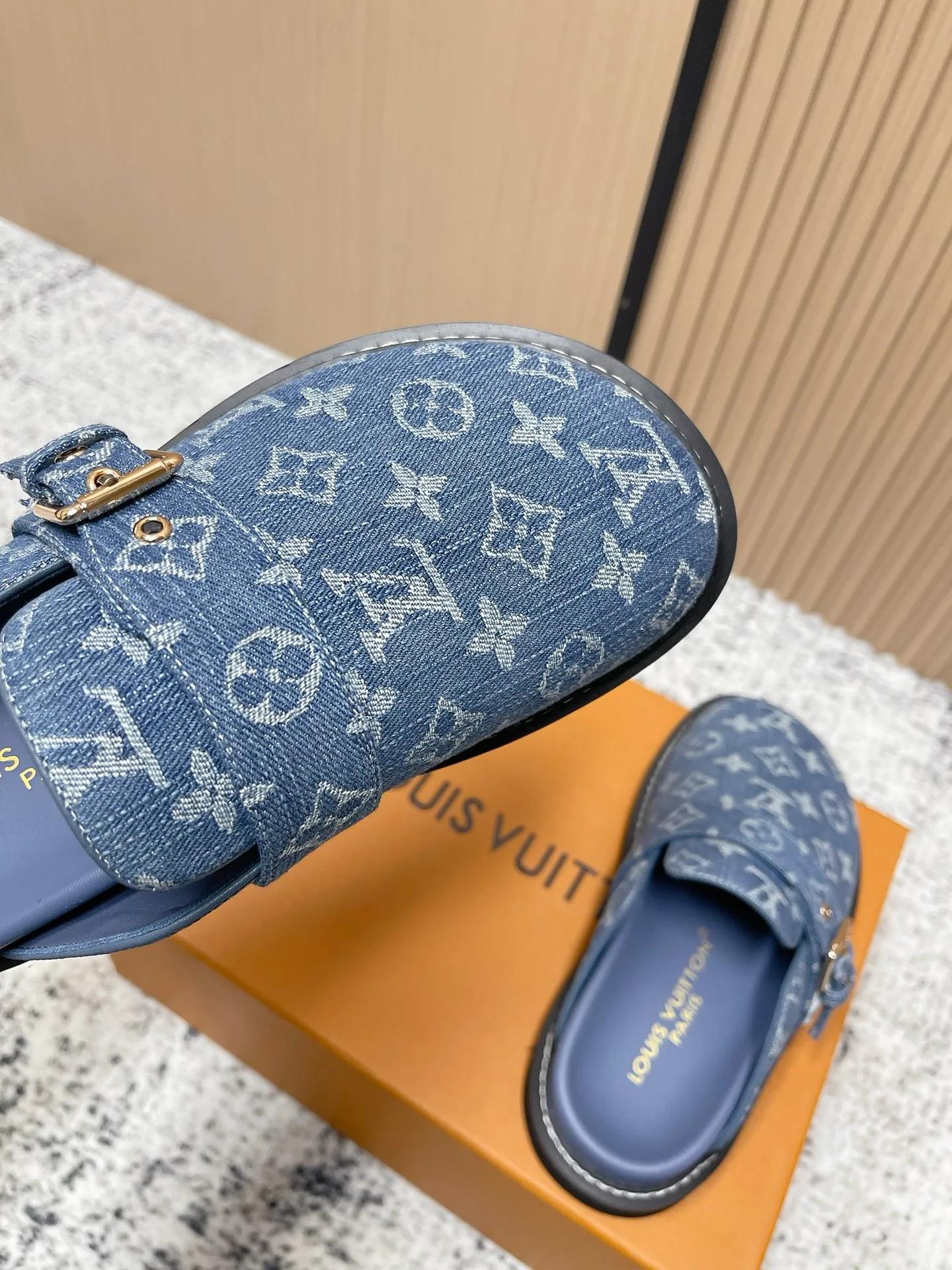 [L Family] P: 460💰 Size: 35-46 (female 40.41, male 45 46 custom-made) Top version Louis vuitton Lv new couple Birkenstock slippers. Cute and cute, not too good on the feet. Simple and high-end slingback design. Ready to wear and go. Good news for lazy people. Imported cowhide leather upper/imported old calico. Original hardware buckle, original molded high-density foam outsole.